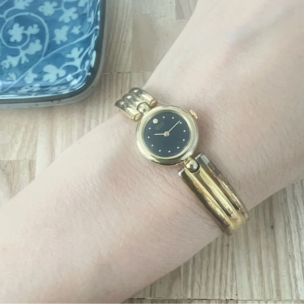 Vintage Seiko ladies black gold tone bracelet dress watch NEW BATTERY
